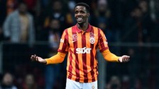 Galatasaraylı Zaha, oyundan çıkarken taraftarın protestosuna maruz kaldı