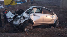 Isparta'da otomobilin reklam panosuna çarptığı kazada 1 kişi hayatını kaybetti