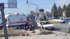 Kütahya'da 2 otomobilin çarpıştığı kazada 3 kişi hayatını kaybetti