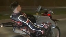 Pendik'te motosikleti yatarak kullanan sürücünün tehlikeli yolculuğu kamerada