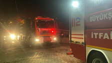 Ailesinin yaşadığı daireyi benzin döküp ateşe verdi: Sokak ortasında sinir krizi geçirdi