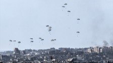 Gazze'nin kuzeyine havadan bırakılan yardımlar görüntülendi