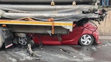 Kocaeli'nde tıra çarpıp alev alan otomobilin sürücüsü hayatını kaybetti