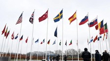NATO'nun 32. üyesi olarak ittifaka katılan ;İsveç'in bayrağı göndere çekildi