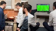 Murat Kurum'dan öğrenci evine sahur sürprizi! Menemen yaptı, PES oynadı