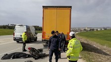 Park halindeki tırın dorsesine çarpan motosiklet sürücüsü Mehmet Zeybek hayatını kaybetti