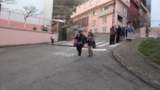 Bursa'da bir vatandaş, 10 yaşındaki çocuğu kurtarmak için camdan atladı