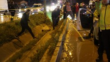Hatay'da trafik kazasında karşıdan karşıya geçmeye çalışan 2 yolcunun havaya uçtuğu anlar kameralarda