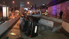 Bahçelievler E-5 Karayolu’nda otomobil, otobüs durağına çarparak takla attı