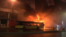 Beyoğlu’nda lastik tamirhanesi alev alev yandı! İETT otobüsüne sıçradı