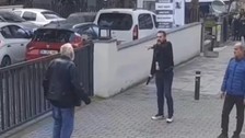 Kadıköy'de dehşet! Akrabasını sokak ortasında silahla vurdu