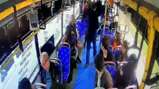 Otobüste genç kızı taciz etti, yolcular dövüp, polise teslim etti