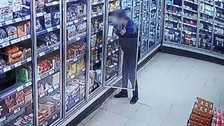 Esenyurt'ta bir şahıs, markette hırsızlık yaparken çalışanlara yakalandı