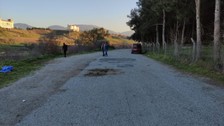 Eşi ile eski çalışanını parkta yakalayan koca, silahla saldırdı