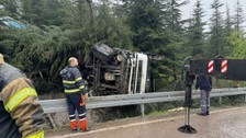 Kocaeli'de devrilen tırın sürücüsü hayatını kaybetti
