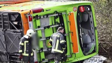 Almanya'da 55 kişiyi taşıyan otobüs devrildi: Ölü ve yaralılar var