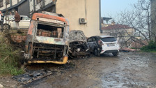Beyoğlu'nda park halinde bulunan 4 araç alev alev yandı