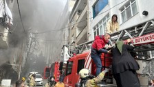 Son Dakika: Esenyurt'ta 5 katlı binada yangın! Mahsur kalanlar var