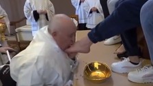 Papa Francis bu yıl da kadın mahkumların ayaklarını yıkadı