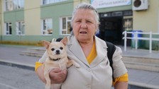Edirne'de yaşayan Nebahat Bilgin, köpeği "Bambi" ile oyunu kullandı