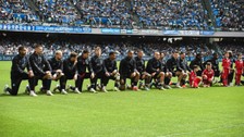 İtalya'da Napoli diz çökerek ırkçılığı protesto etti