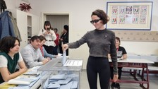 Oy sırası beklemek istemeyen Zeynep Bastık, yerine asistanını koydu