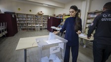 Türkiye'de oy verme işlemleri başladı! İşte sandık başından görüntüler...