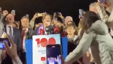 Afyonkarahisar'da seçimi kazanan CHP'li Burcu Köksal andımızı okuttu