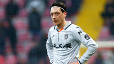 Eski futbolcu Mesut Özil, Plevne Marşı eşliğinde spor yaptı