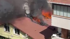 Ümraniye'de mahalle sakinleri yangın esnasında çatıda kalan komşusunu kurtardılar