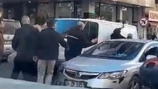 İstanbul Güngören'de trafikte yol verme tartışması çıktı! Sürücü baltayla saldırdı