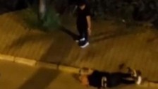 Boşanma aşamasındaki karısını sokak ortasında defalarca bıçakladı