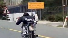 Canını hiçe saydı, motosikletin üzerine uzanarak seyretti