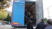 Amasya’da bakır yüklü tırda 64 kaçak göçmen yakalandı