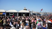 İstanbul Eminönü’ndeki yoğun kalabalık fotoğraflara yansıdı