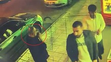 Silahla kahvehane basıldı, müşteri istifini bozmadan çayını alıp dışarıda içti