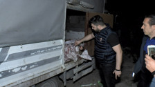 Sultangazi'de gecekonduya baskın: Kamyonette at eti ve sakatat, ahırda ise 3 at bulundu