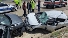 Isparta'da ambulans ve polis arabasına başka bir aracın çarptığı kazada 10 kişi yaralandı