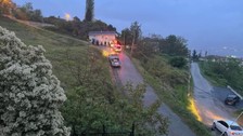 Kamyonet devrildi, kasada bulunan çocuklar yaralandı