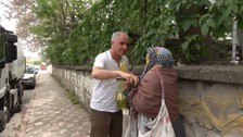 Zabıtalara yakalanan dilenci: Ekmek beni kör etsin ilacımı alacaktım