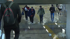Başkent'i sağanak vurdu! Metroyu su bastı, merdivenler şelaleye döndü