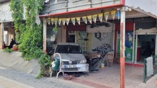 Adana'da otomobilin kahvehaneye girmesi sonucu 5 kişi yaralandı