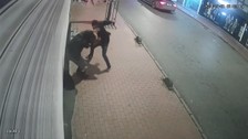 Tenhada sıkıştırıp kafa attı, çantasını gasp etti! O anlar kamerada