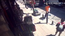 Fatih'te 15 yaşındaki çalışan, tartıştığı turist müşteriyi sokakta bıçakladı
