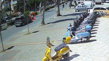 Okuldan el ele çıkan kardeşleri kaza ayırdı