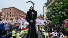 Polonyalı çiftçilerden cellatlı protesto! AB ithalatı askıya almıştı