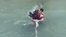 Şanlıurfa'da akıntıya kapılan çocuğun kurtarılma anı kamerada