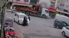 Esenyurt'ta patlama! Vinç elektrik kablolarına takıldı