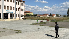 Aksaray'da sınıf öğretmeni okulun bahçesinde sopayla darbedildi