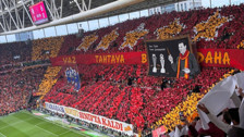 Galatasaray taraftarı, Fenerbahçe derbisi öncesinde koreografi düzenledi